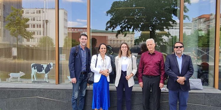 Mauro Armelim (Amigos da Terra); Carolle Alarcon (Coalizão Brasil Clima, Florestas e Agricultura);
Luiza Bruscato (Mesa Brasileira); Ingo Melchers e Carlos Alberto dos Santos (APD)