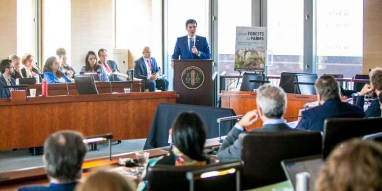 Foto: Thalmus Gama / Ag. ParáNa oportunidade, Helder Barbalho participou da seminário “Combate ao Desmatamento e Transformação da Produção de gado no Brasil”. O governador paraense palestrou no painel “Fomentando a transformação da produção pecuária por meio da rastreabilidade.