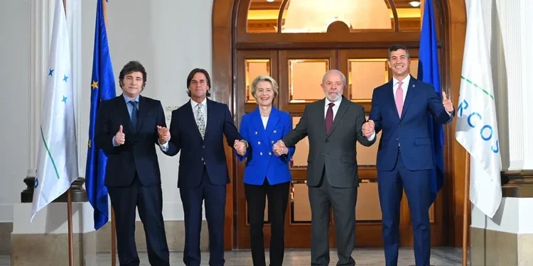 Os presidentes Javier Milei (Argentina), Lacalle Pou (Uruguai), Úrsula von der Leyen (Comissão Europeia), Lula (Brasil) e Santiago Peña (Paraguai), durante Cúpula do Mercosul (Ricardo Stuckert/Divulgação)