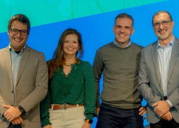 Divulgação Elanco
Da direita para a esquerda: Paulo Planez, Diretor Global de Sustentabilidade da MBRF, Henrique Borges, Diretor de Compras da Danone Brasil, Renata Fernandes, gerente de Sustentabilidade da Elanco