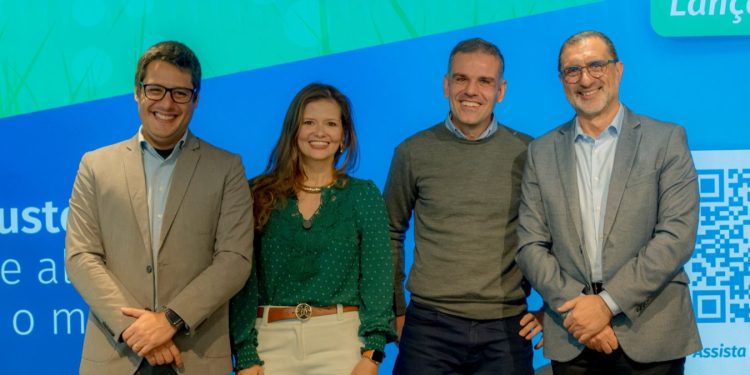 Divulgação Elanco
Da direita para a esquerda: Paulo Planez, Diretor Global de Sustentabilidade da MBRF, Henrique Borges, Diretor de Compras da Danone Brasil, Renata Fernandes, gerente de Sustentabilidade da Elanco