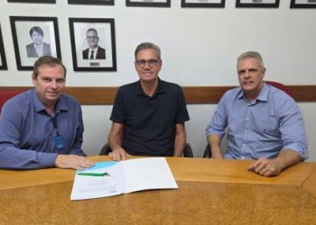 Schmidt, Bello e Cunha na assinatura da renovação