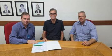 Schmidt, Bello e Cunha na assinatura da renovação