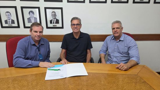 Schmidt, Bello e Cunha na assinatura da renovação